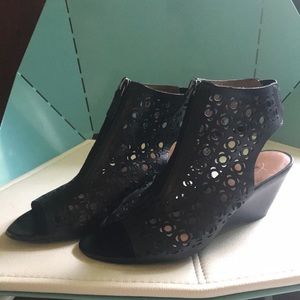 Open toe cut out wedge